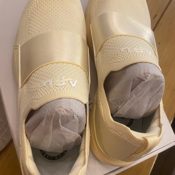 APL men’s Techloom Bliss cream athletic Sneakers NEW size 9.5 with box - Picture 5 of 12